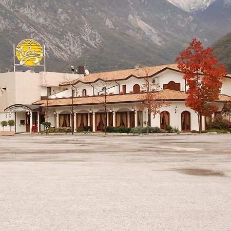 Albergo Ristorante Pizzeria Da Michele Венцоне Екстериор снимка