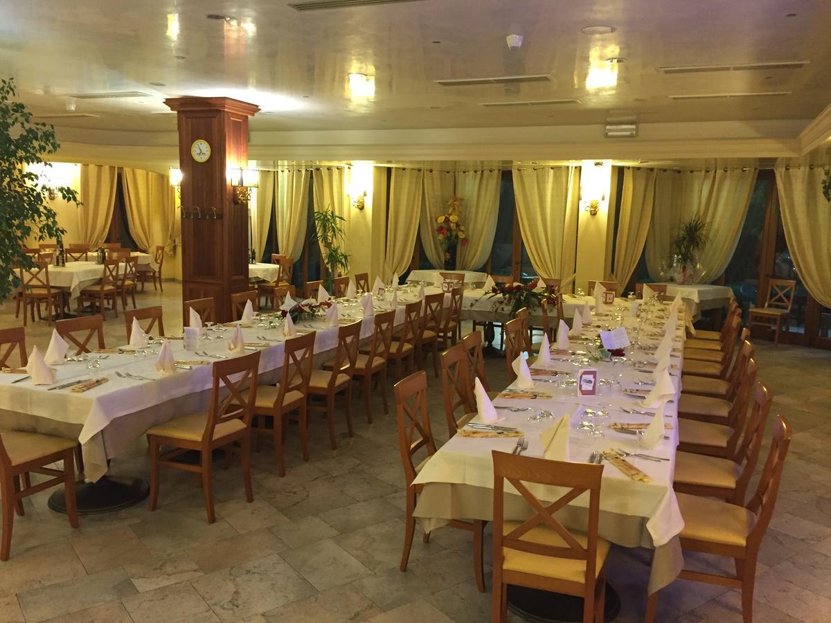 Albergo Ristorante Pizzeria Da Michele Венцоне Екстериор снимка